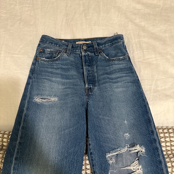 Levi’s distressed Ribcage ankle jeans in straight fit - Picture 2 of 6